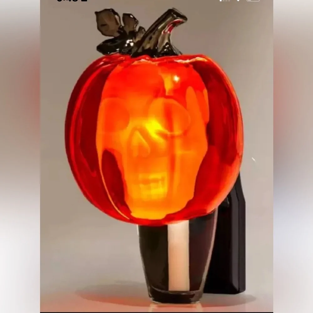 BATH AND BODY WORKS PUMPKIN SKULL  NIGHTLIGHT WALLFLOWER FRAGRANCE PLUG